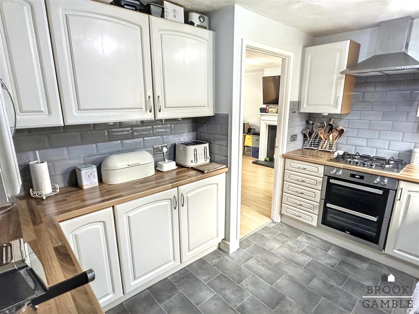 3 Bedroom House. Rockhurst Drive in Eastbourne, East Sussex 7